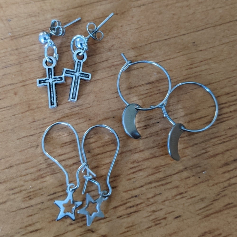 Cute set of 3 lightweight silver color earrings!